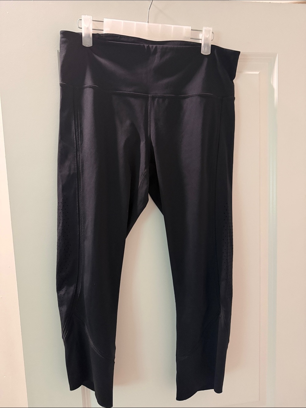 Under Armour Black Perforated Athletic Capri Leggings